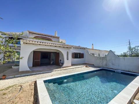 Moradia com 4+1 quartos para venda em Guia, Albufeira