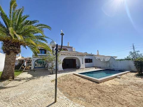 Moradia com 4+1 quartos para venda em Guia, Albufeira