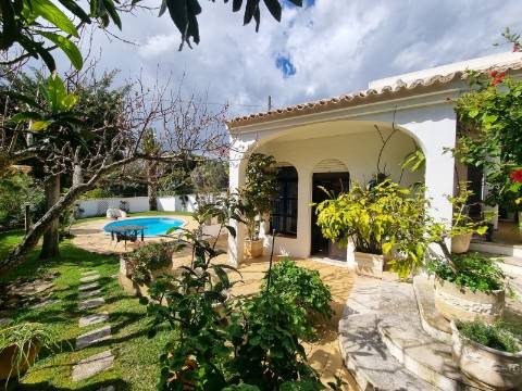 Moradia térrea T3+1 com piscina, na Quinta da Balaia - Albufeira