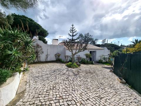 Moradia térrea T3+1 com piscina, na Quinta da Balaia - Albufeira