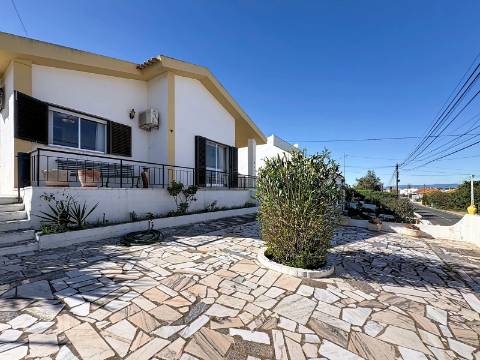 Moradia Ampla com Grande Potencial no Coração do Algoz