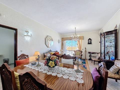 Moradia Ampla com Grande Potencial no Coração do Algoz