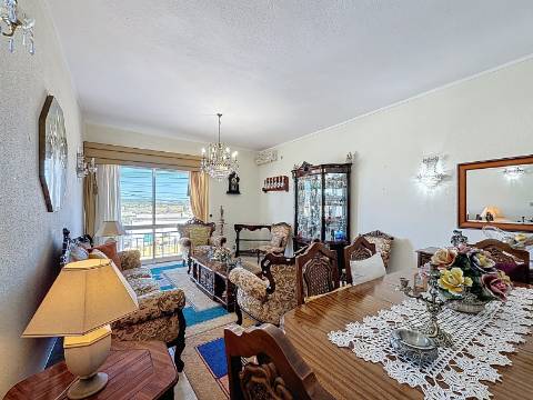 Moradia Ampla com Grande Potencial no Coração do Algoz