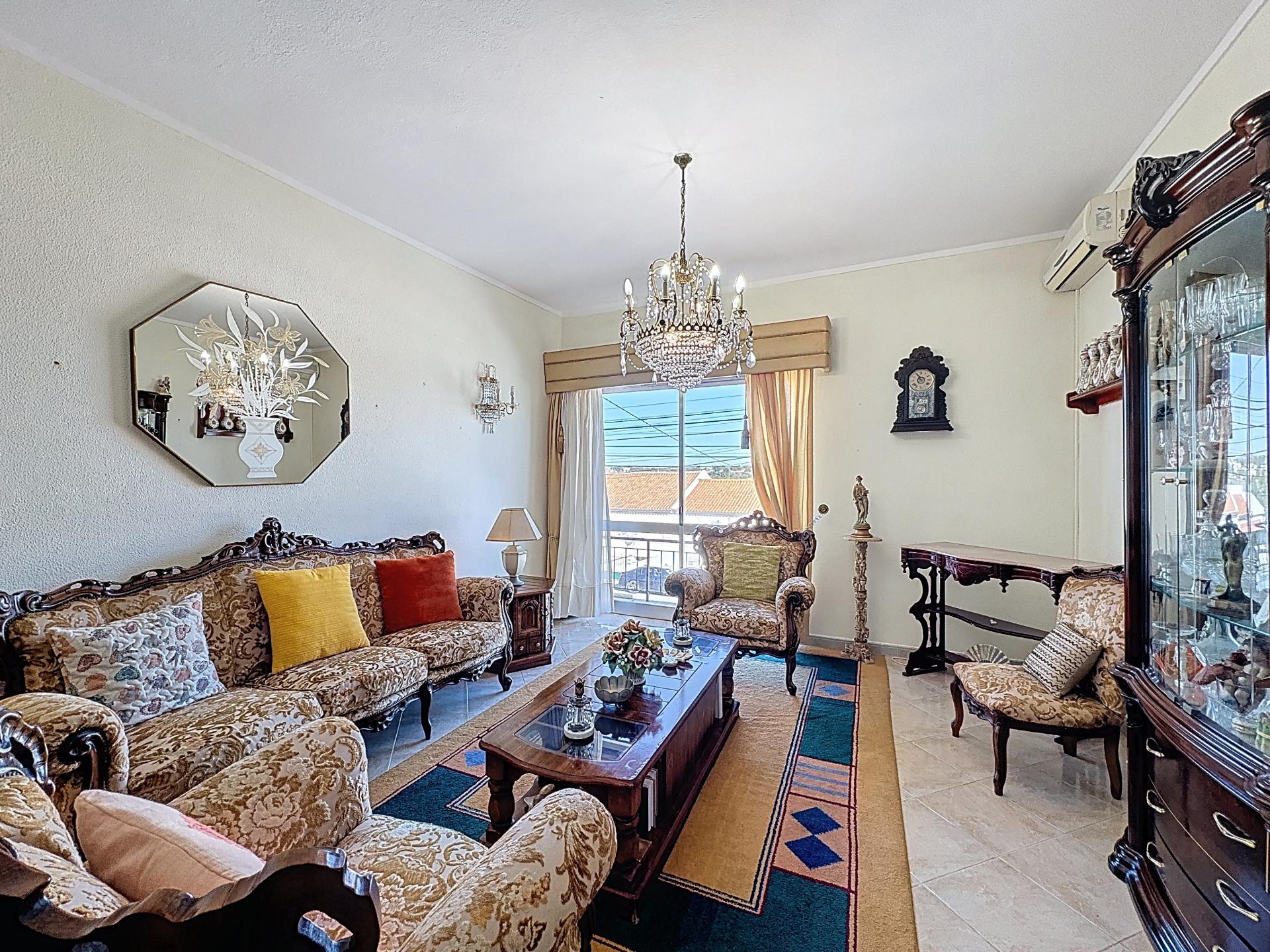 Moradia Ampla com Grande Potencial no Coração do Algoz