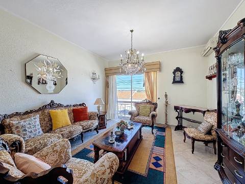 Moradia Ampla com Grande Potencial no Coração do Algoz