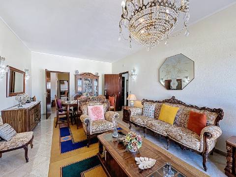 Moradia Ampla com Grande Potencial no Coração do Algoz