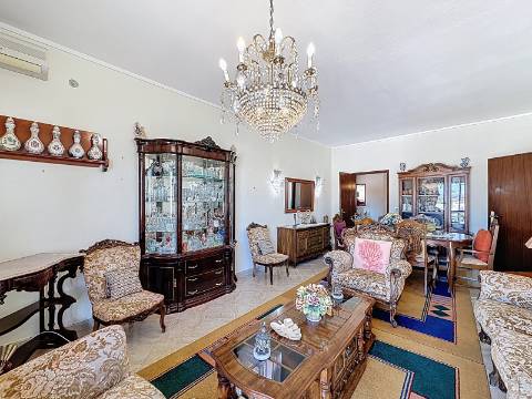 Moradia Ampla com Grande Potencial no Coração do Algoz