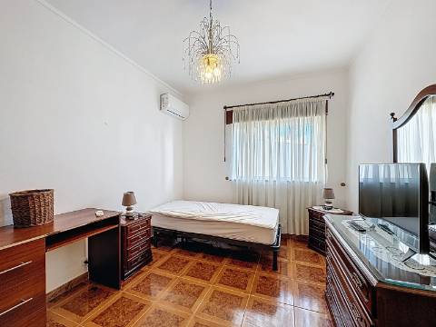 Moradia Ampla com Grande Potencial no Coração do Algoz