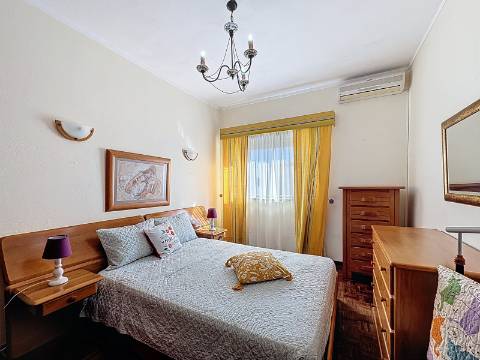 Moradia Ampla com Grande Potencial no Coração do Algoz