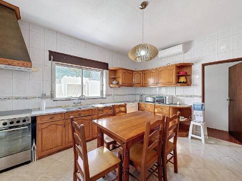 Moradia Ampla com Grande Potencial no Coração do Algoz