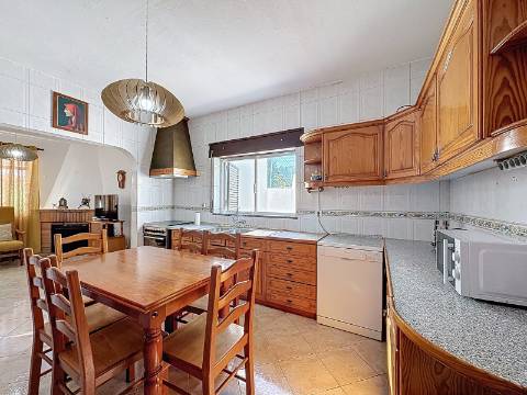 Moradia Ampla com Grande Potencial no Coração do Algoz