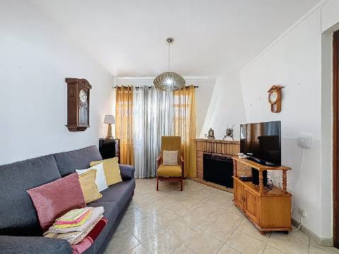 Moradia Ampla com Grande Potencial no Coração do Algoz