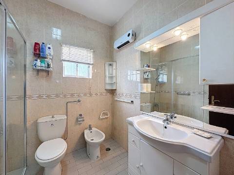 Moradia Ampla com Grande Potencial no Coração do Algoz