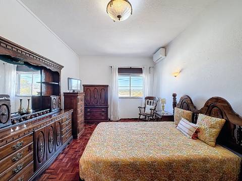 Moradia Ampla com Grande Potencial no Coração do Algoz