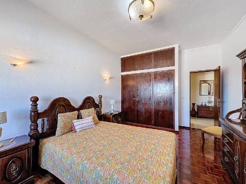 Moradia Ampla com Grande Potencial no Coração do Algoz