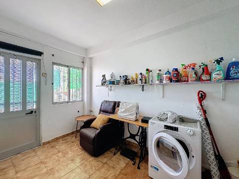 Moradia Ampla com Grande Potencial no Coração do Algoz