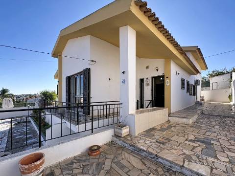 Moradia Ampla com Grande Potencial no Coração do Algoz