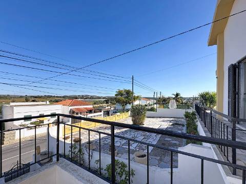 Moradia Ampla com Grande Potencial no Coração do Algoz