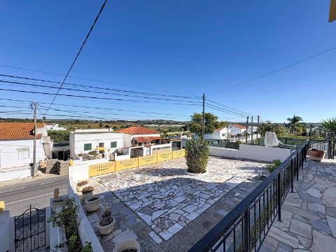 Moradia Ampla com Grande Potencial no Coração do Algoz