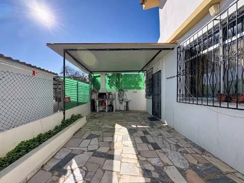 Moradia Ampla com Grande Potencial no Coração do Algoz