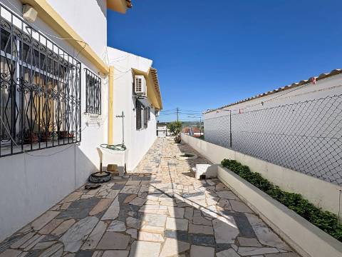 Moradia Ampla com Grande Potencial no Coração do Algoz