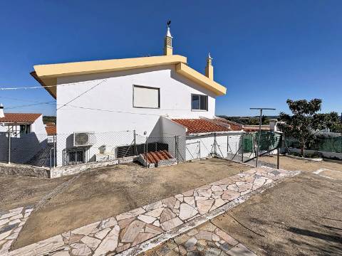 Moradia Ampla com Grande Potencial no Coração do Algoz