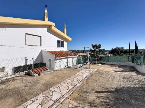 Moradia Ampla com Grande Potencial no Coração do Algoz