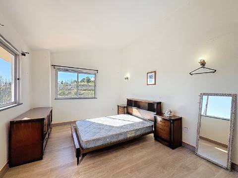 Moradia Ampla com Grande Potencial no Coração do Algoz