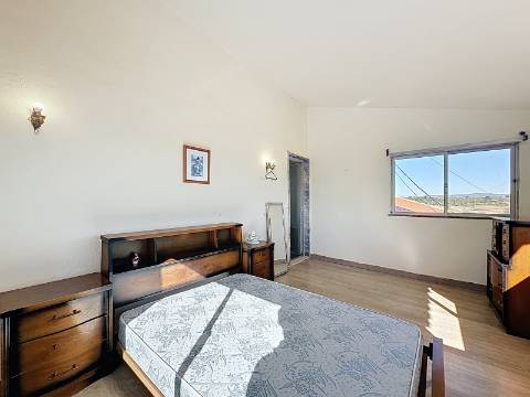 Moradia Ampla com Grande Potencial no Coração do Algoz