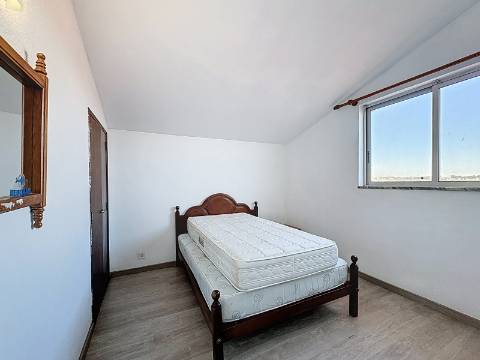 Moradia Ampla com Grande Potencial no Coração do Algoz