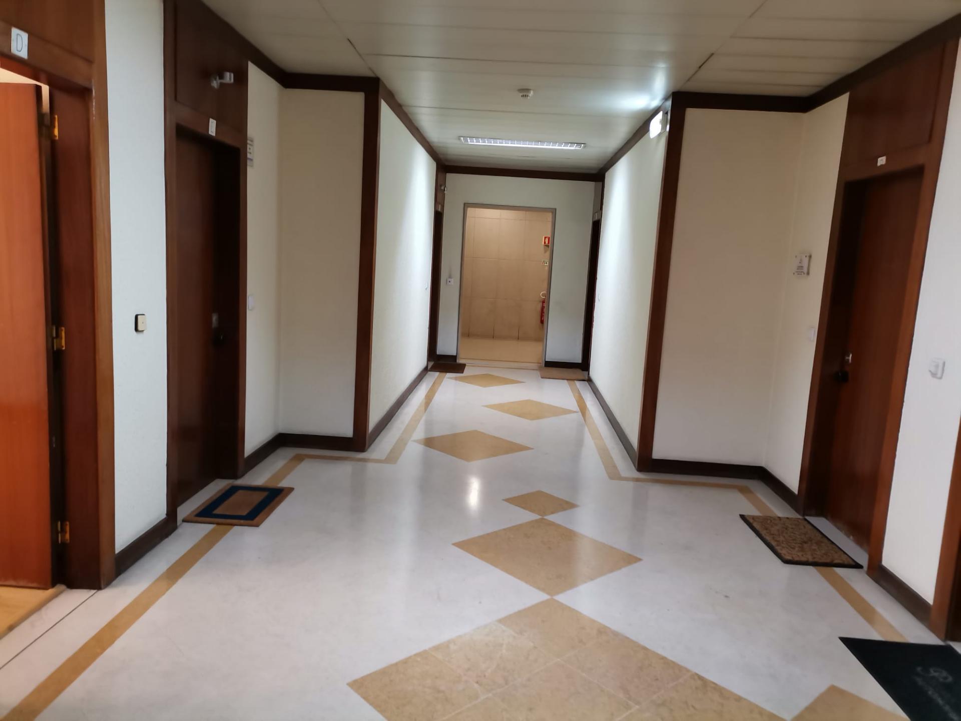 Escritório c/luz natural, próximo Av Liberdade, parqueamento, terraço