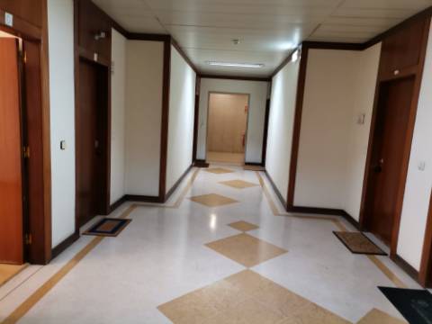 Escritório c/luz natural, próximo Av Liberdade, parqueamento, terraço