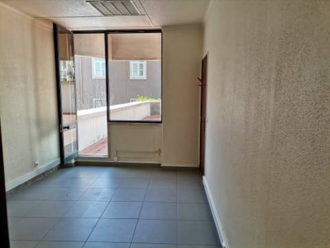 Escritório c/luz natural, próximo Av Liberdade, parqueamento, terraço