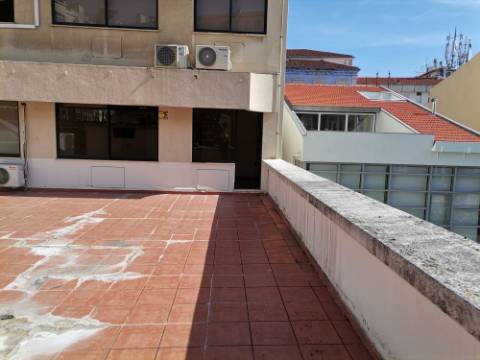 Escritório c/luz natural, próximo Av Liberdade, parqueamento, terraço