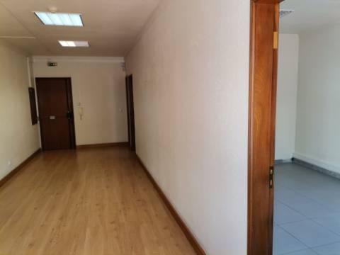 Escritório c/luz natural, próximo Av Liberdade, parqueamento, terraço