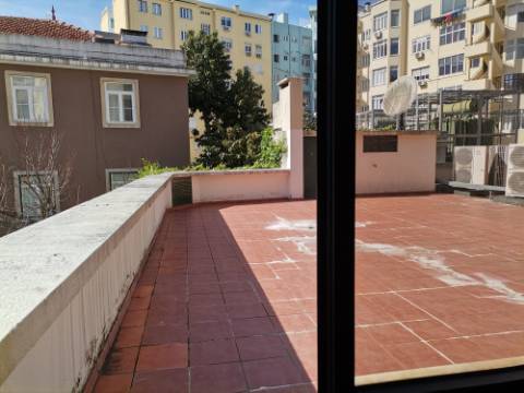 Escritório c/luz natural, próximo Av Liberdade, parqueamento, terraço