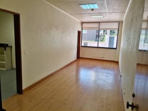 Escritório c/luz natural, próximo Av Liberdade, parqueamento, terraço