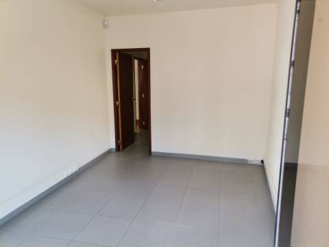 Escritório c/luz natural, próximo Av Liberdade, parqueamento, terraço