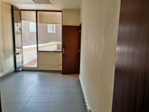 Escritório c/luz natural, próximo Av Liberdade, parqueamento, terraço