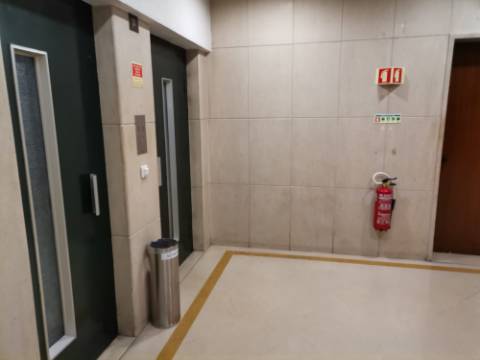 Escritório c/luz natural, próximo Av Liberdade, parqueamento, terraço