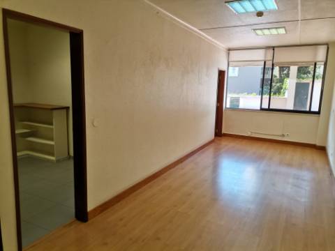 Escritório c/luz natural, próximo Av Liberdade, parqueamento, terraço