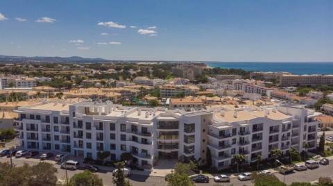Apartamento T0+1 com Terraço Privativo e Licença AL | Torre da Medronheira, Albufeira