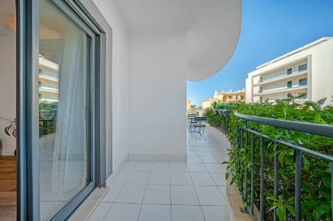 Apartamento T0+1 com Terraço Privativo e Licença AL | Torre da Medronheira, Albufeira