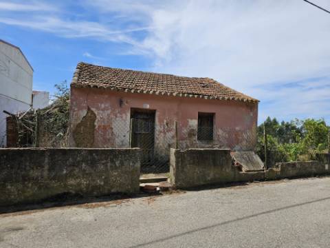 Moradia T2 , localizada em Ameal