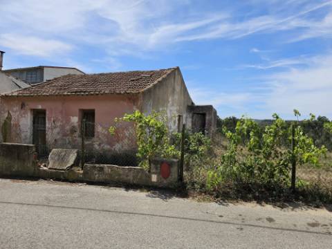 Moradia T2 , localizada em Ameal