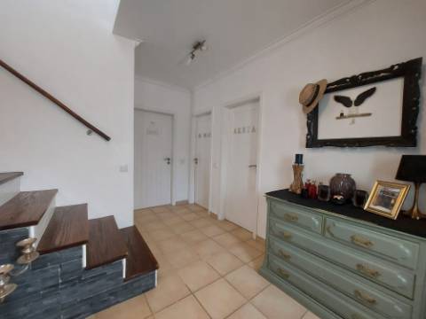 Moradia T4 +4, localizada Valado de Santa Quitéria