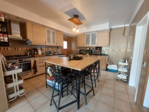 Moradia T4 +4, localizada Valado de Santa Quitéria