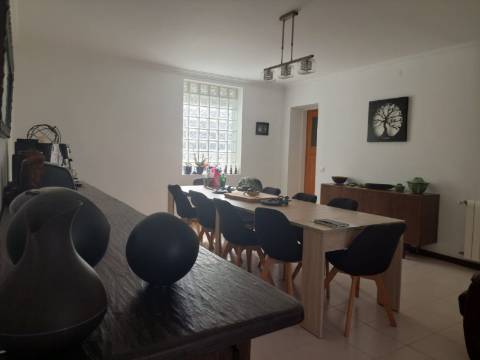 Moradia T4 +4, localizada Valado de Santa Quitéria