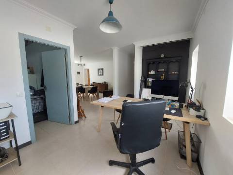 Moradia T4 +4, localizada Valado de Santa Quitéria