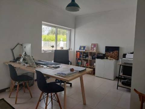 Moradia T4 +4, localizada Valado de Santa Quitéria